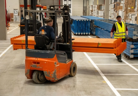 Hoeveel kost één heftruckaanrijding écht? De verborgen kosten van magazijnschade