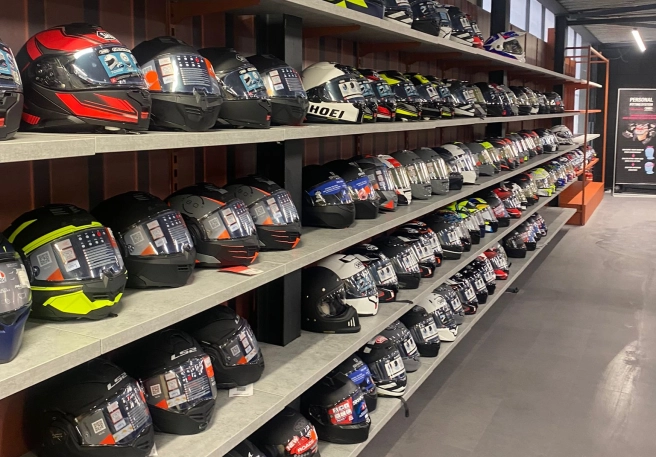 Creatieve inrichting voor motorkledingwinkel