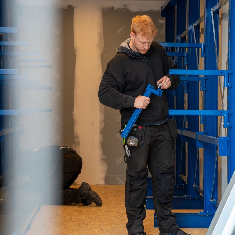 Installatie van legbord- en draagarmstellingen