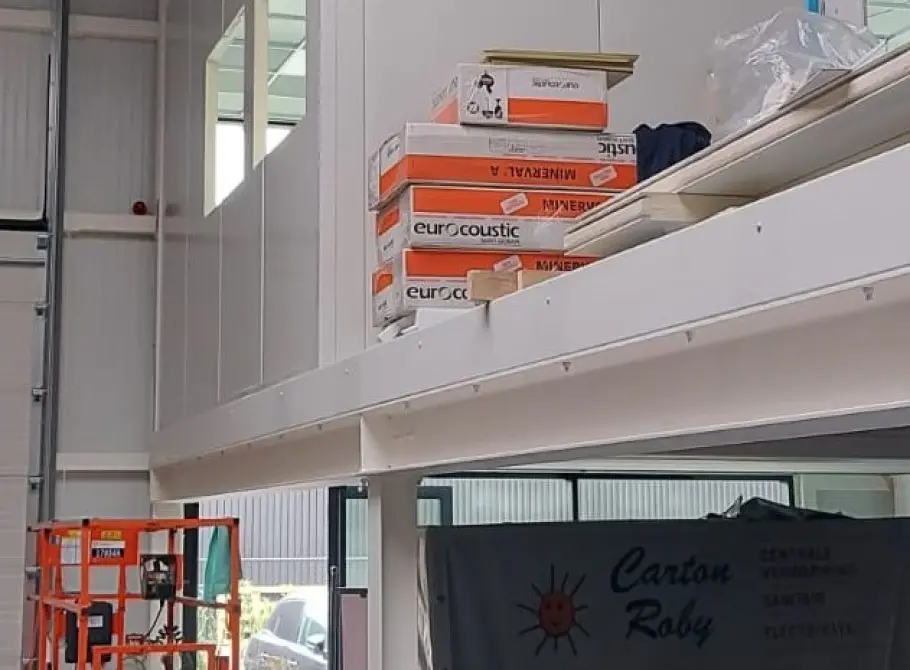 Verdiepingsvloer met bureelcabine