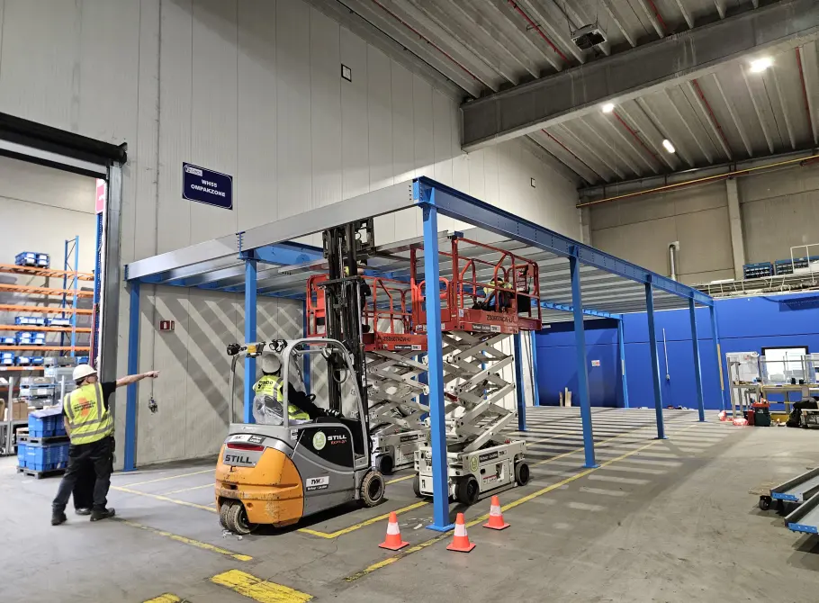 Platform in <span>logistiek magazijn</span>