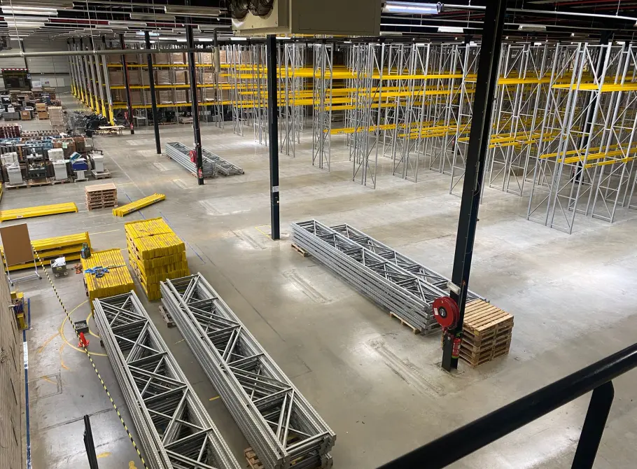 Het verhuizen van industriële rekken